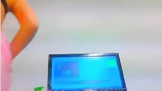 عارضة ويب وقحة: شقراء تظهر فرجها المحلوق وتتوسل للسائل المنوي