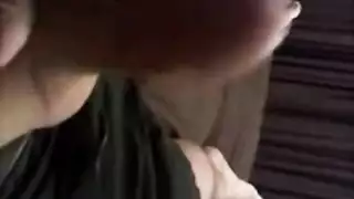 استمنى: لحم رجل مفتول العضلات النابض يبصق المني