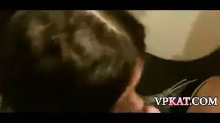 سمراء تعلم زملاءها كيفية المص العميق وتحبه