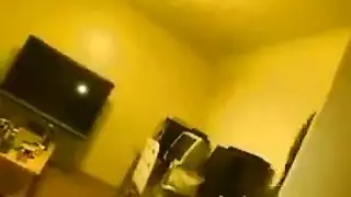إكس إكس إكس في المطبخ مع شقراء على ركبتيها