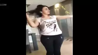 رقص مغربي لفتاة جامعية مغرية جسم كريمي وأثداء رقيقة
