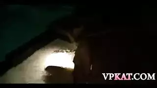 مراهقة صغيرة وصديقاتها تبدأ عن غير قصد حفلة أفلام إباحية