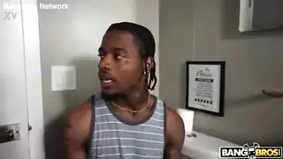 عاهرة اليوغا تمتلئ بقضيب إباحي ضخم