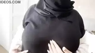 زوجة عربية ذات صدر كبير تظهر ثدييها الكبيرين من أجل مشهد إباحي صريح