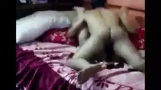 ينيك اخته الصغيره وهى عالقه