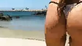 فتاة سمراء ترتدي دانتيل وردي تتعرض لضربات قوية في وضعية الكلب