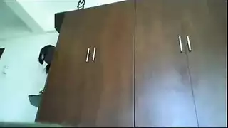 امرأة جميلة ذات شعر مجعد تستمني رجلاً ذا قضيب ضخم
