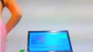 أشقر أحمر الشعر المتسلل يمارس العادة السرية على الكاميرا خلال وقت العائلة
