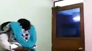المدرب يدعو الموظفة لثلاثية إباحية في منزل فارغ