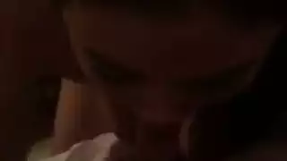 آسيوية سمراء مثيرة تمارس الجنس مع نفسها بدلاً من العمل