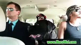 تضع مني الحصان في طبق وتشربة