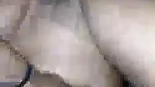 عاهرة شقراء وقحة تُثَبَّت بواسطة عاهرة مثيرة أخرى