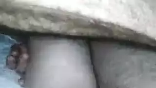 مراهقة مدخنة وساخنة تمارس المتعة مع أصدقائها في الحمام هاردكور