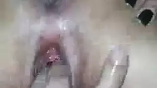 علاقة ثلاثية صريحة مع صفع وإيلاج مزدوج قاسي على طاولة الحفلة