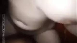 يدها كمل في كسها