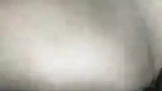 امرأة ممتلئة الجسم على ركبتيها تحصل على مؤخرتها مدمرة بقضيب ضخم