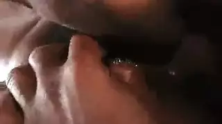 قضيب أسود ضخم يوسع مهبلها في فعل خشن