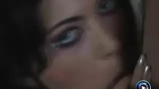 جنس جماعي عنيف: عاهرة شابة تُضرب بقسوة من قبل طاقم