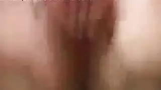 هولي هندريكس يحملها رجل بيديه