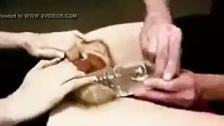 عاهرة إبوني ساخنة يتم تناك وجهها ثم تُضرب بقوة على المكتب في مشهد صريح