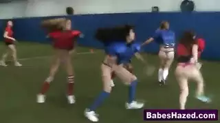 وجه الجلوس التشيكية في العام في سن المراهقة الشقراء