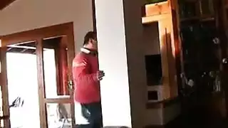 خادمات جائعات للقضيب تخدم النزلاء في فيلم إباحي