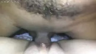 فتاة مصرية صغيرة تستمتع بتدليك فرجها بقوة