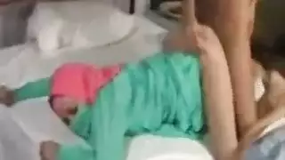 العاهرة العربية تعرض فرجها المبلل على السرير