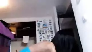 هاوية سمراء تأخذ قضيباً قوياً في مكتبها بدلاً من العمل