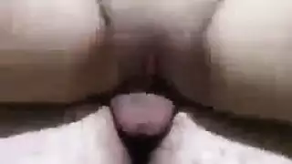 مغامرة الزوجة العربية الساخنة: زوج خانع يصورها وهي تأخذ عدة أزبار