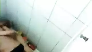 سكس ينيكاخت صحبو في الحمام سكس