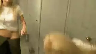شب يعامل فتات كانها كلب